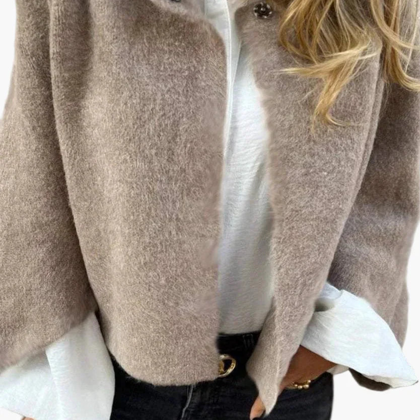 Damjacka – Kort, elegant och tidlös vardagskappa med avslappnad stil