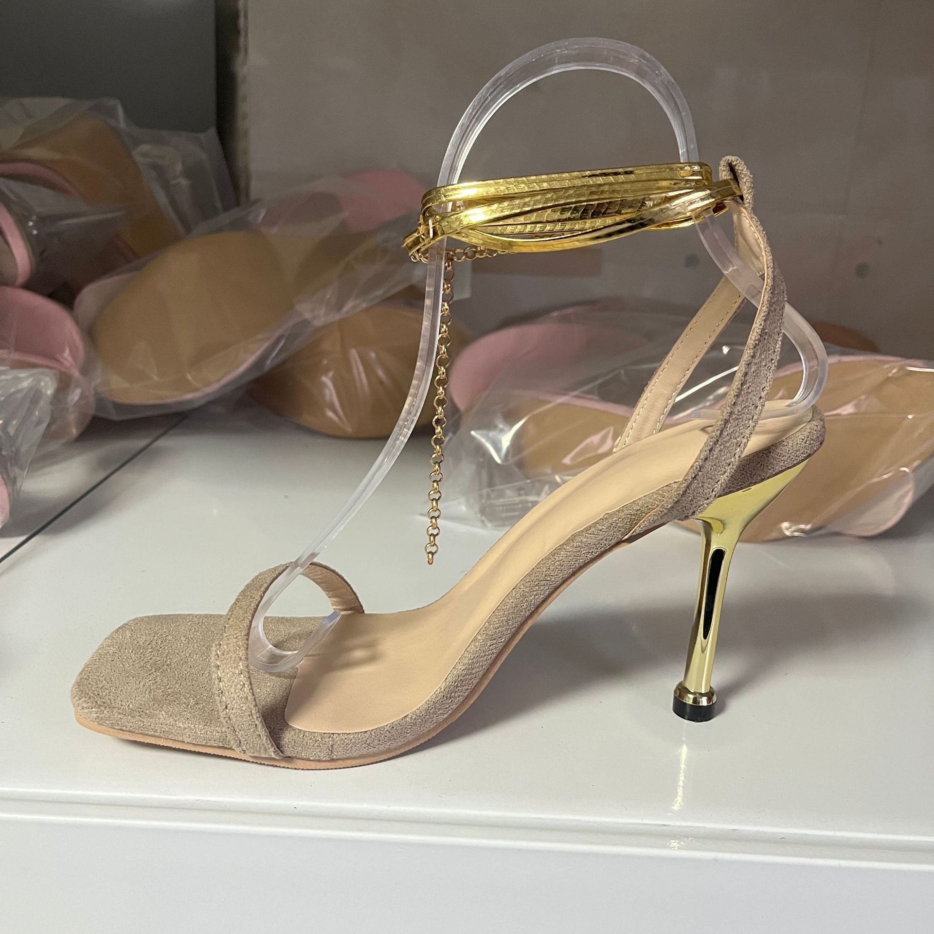 Natalie – Högklackade Skor med Ankerring i Enfärgad Design