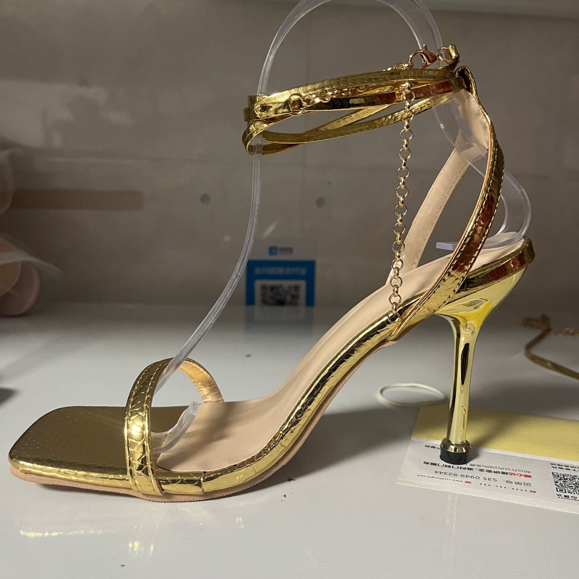 Natalie – Högklackade Skor med Ankerring i Enfärgad Design