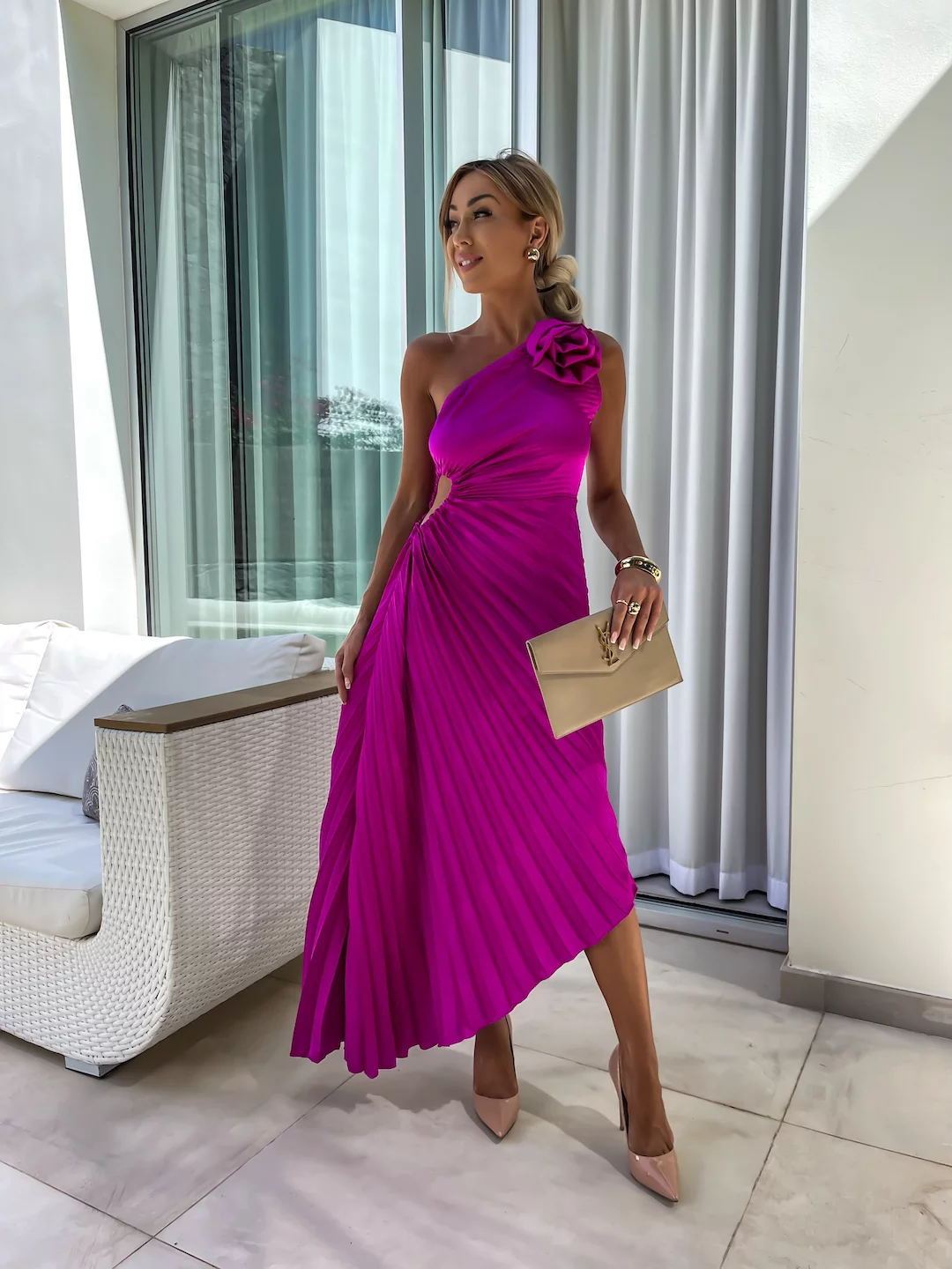 Dam Elegant Asymmetrisk Plisserad Cocktailklänning med Enaxlad Blomdetalj – Fest & Bröllop