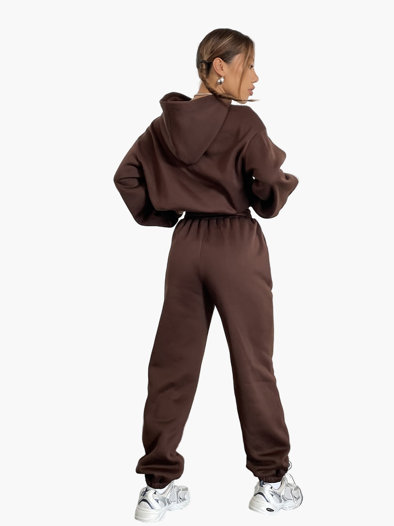 Damernas sportiga mysset med hoodie och byxor – avslappnad streetwear för vardag och fritid