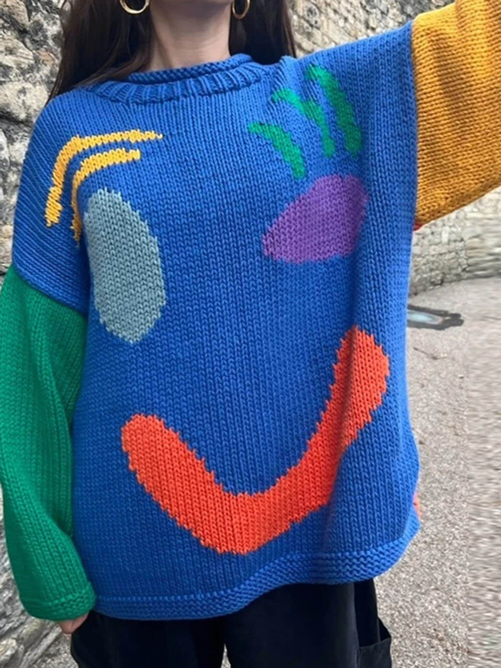 Unisex stickad tröja med konstnärligt smiley-motiv för avslappnad stil och vardagskomfort