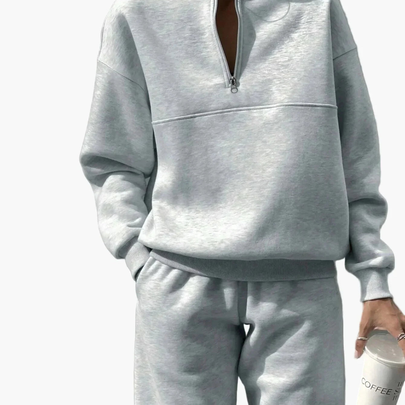 Damset med halvzip-tröja och avslappnade byxor – trendigt och bekvämt för vardag och fritid
