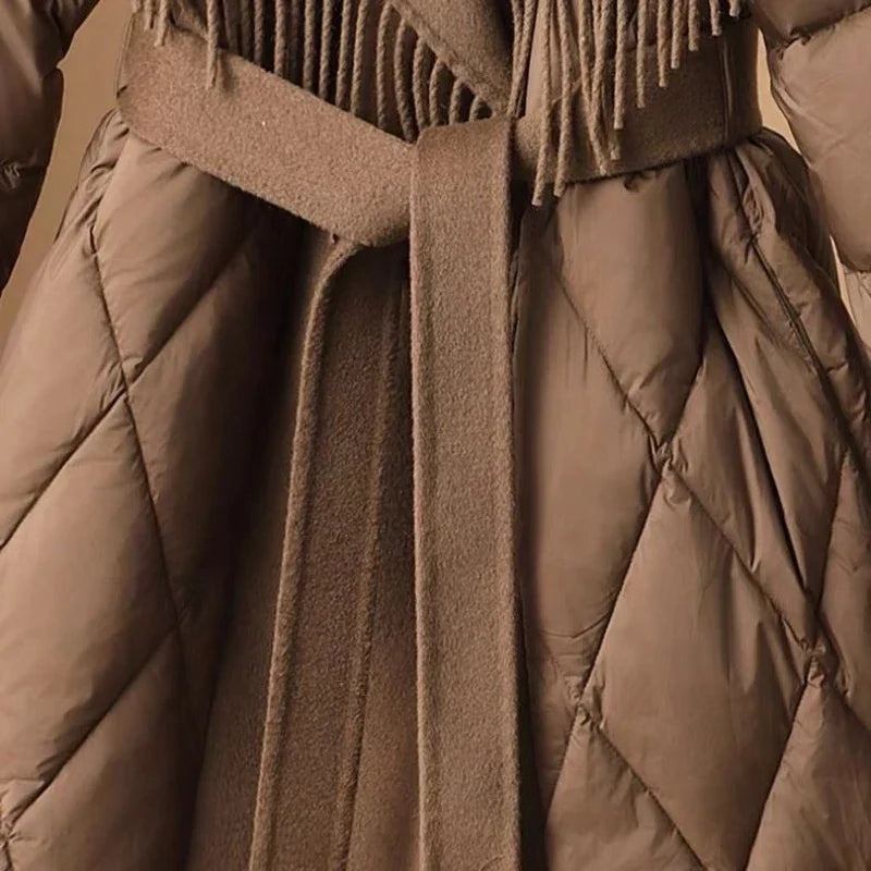 Dam Vinterjacka Med Bälte och Fransar – Trendig Lång Pufferjacka för Vardagsbruk