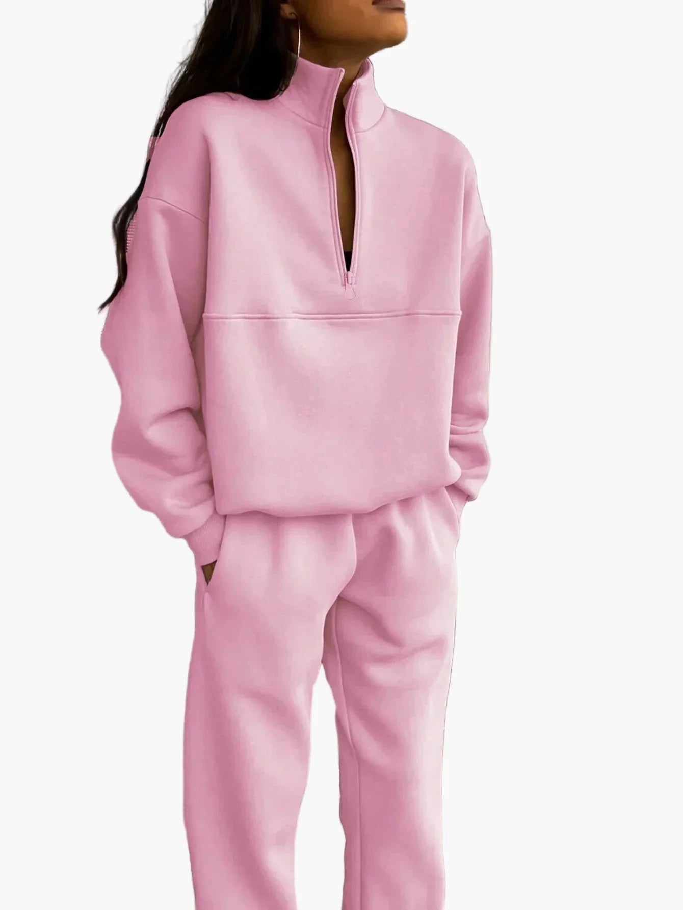 Damset med halvzip-tröja och avslappnade byxor – trendigt och bekvämt för vardag och fritid