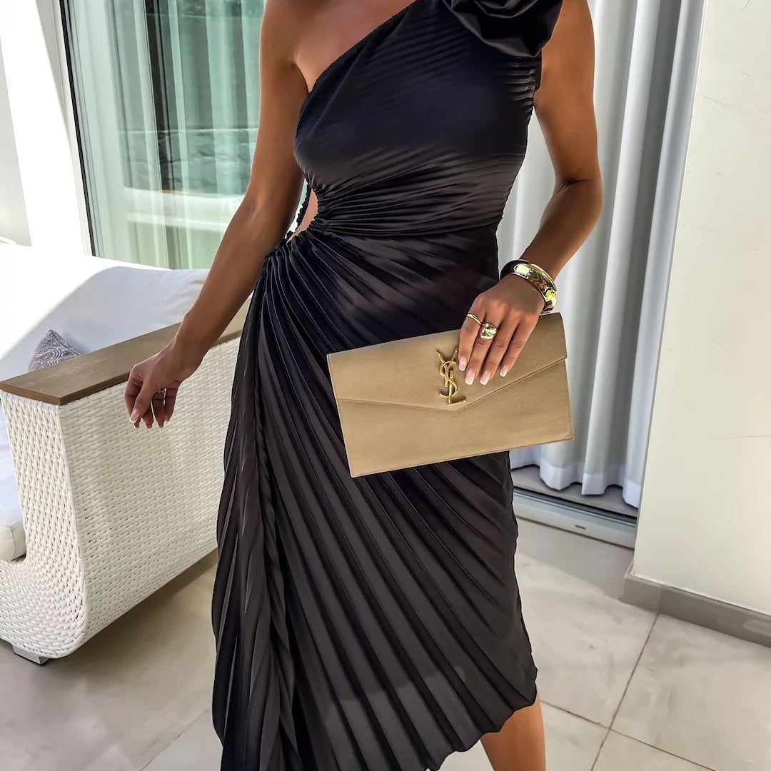 Dam Elegant Asymmetrisk Plisserad Cocktailklänning med Enaxlad Blomdetalj – Fest & Bröllop