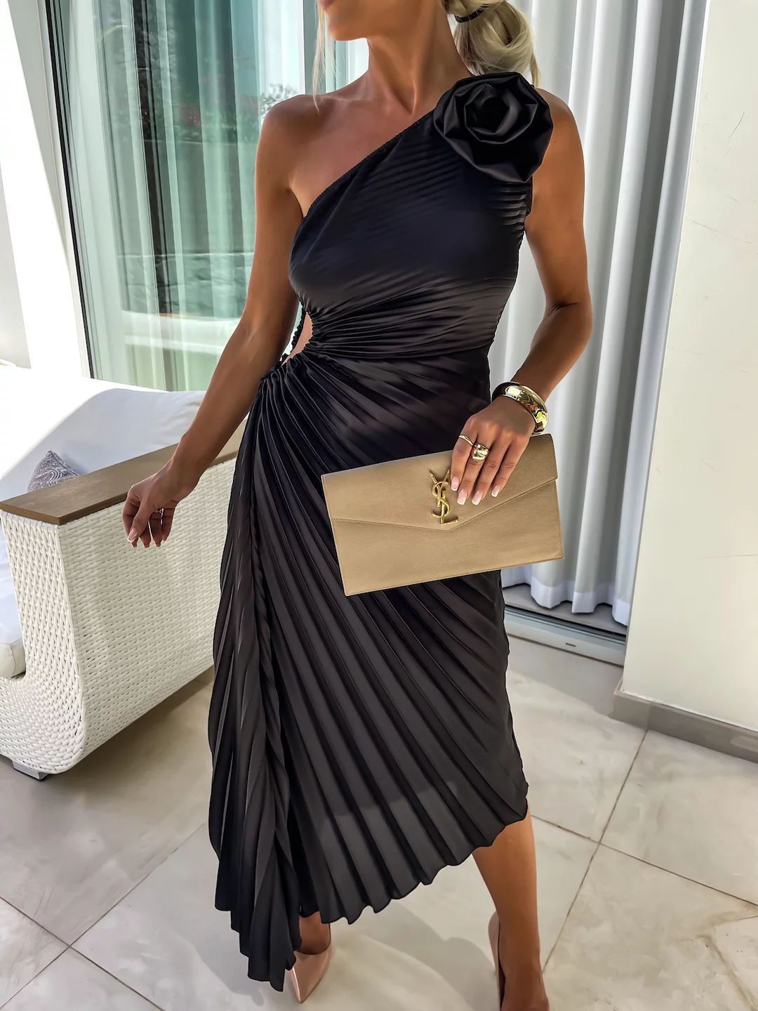 Dam Elegant Asymmetrisk Plisserad Cocktailklänning med Enaxlad Blomdetalj – Fest & Bröllop