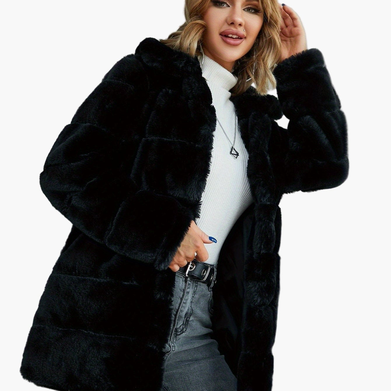 Damjacka i modern pälskänsla – trendig höst- och vinterkappa för urbana looks