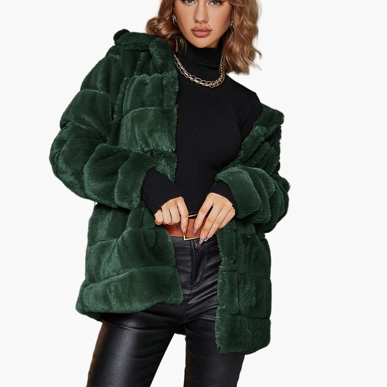 Damjacka i modern pälskänsla – trendig höst- och vinterkappa för urbana looks