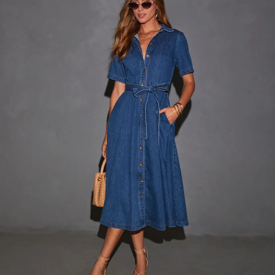 Sommarklänning dam – Jeansklänning i skjortstil med volangkjol & midjebälte – Lång skjortklänning för soliga dagar