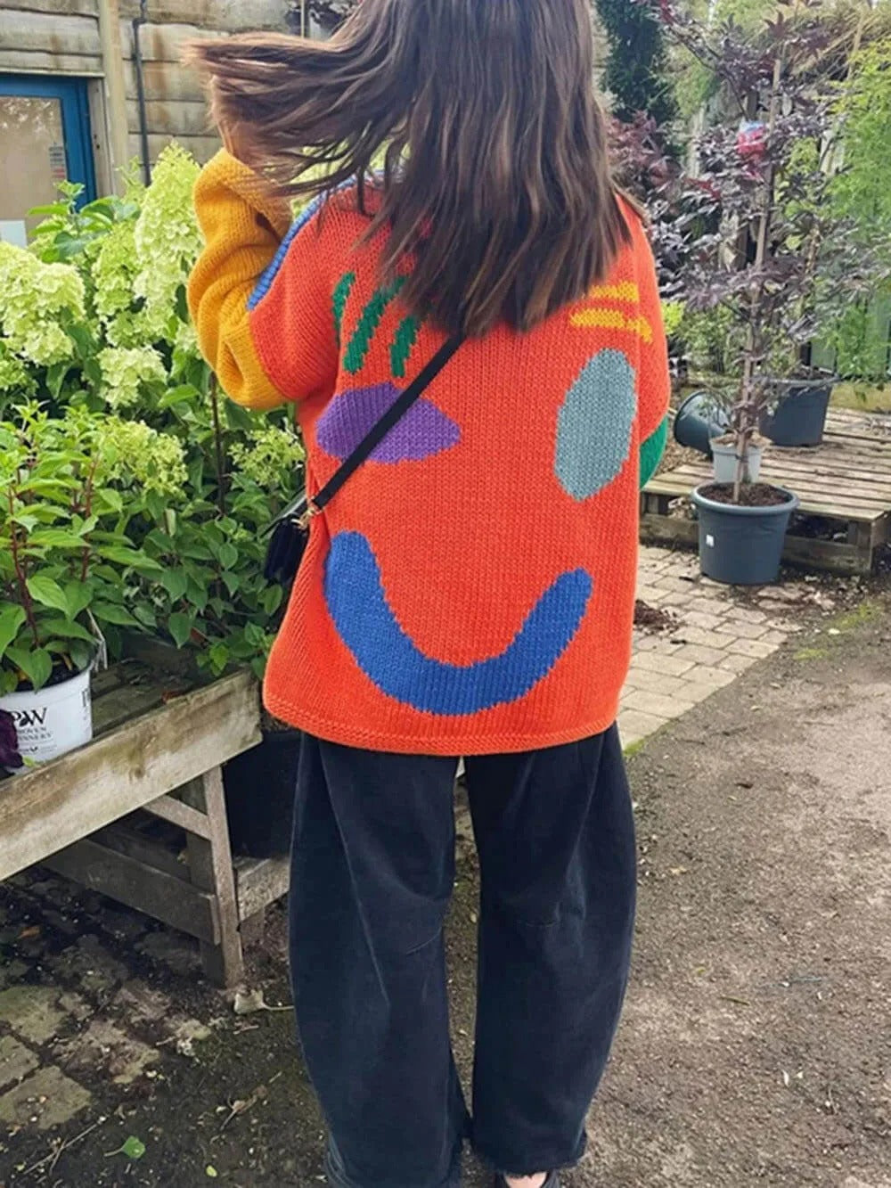 Unisex stickad tröja med konstnärligt smiley-motiv för avslappnad stil och vardagskomfort