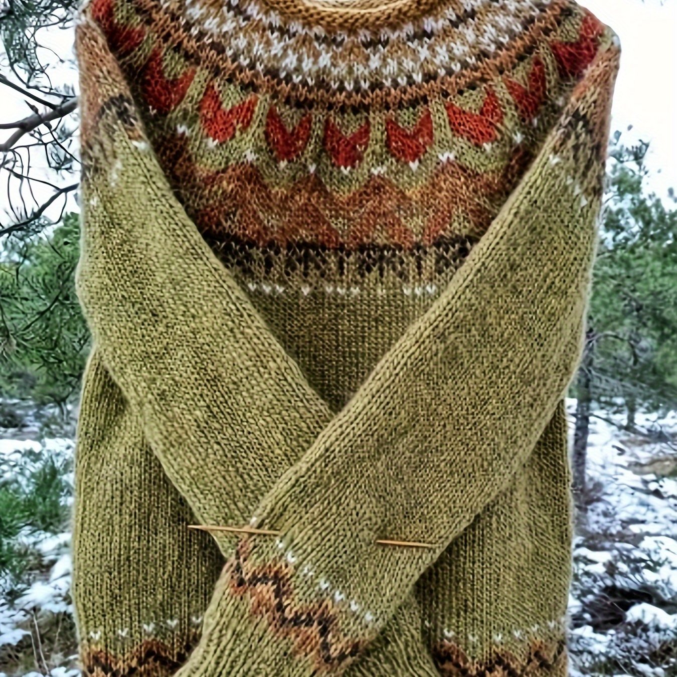 Avslappnad stickad damtröja med nordiskt mönster för sommarkvällar