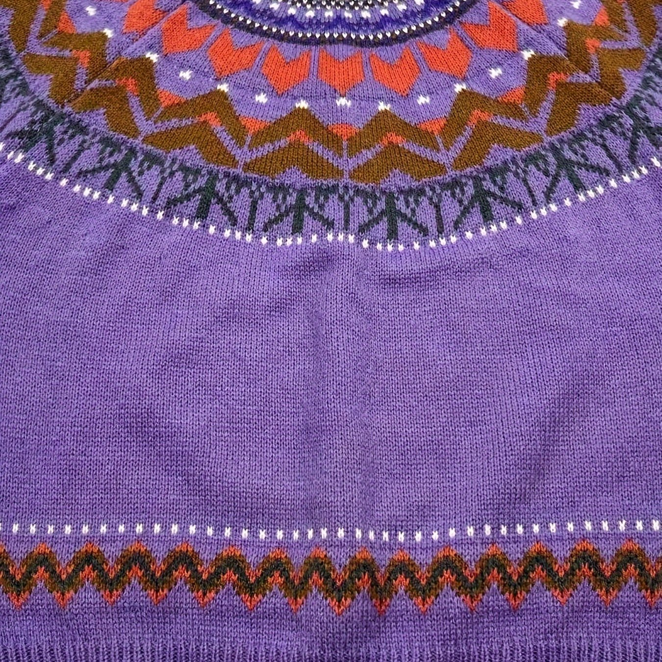 Avslappnad stickad damtröja med nordiskt mönster för sommarkvällar